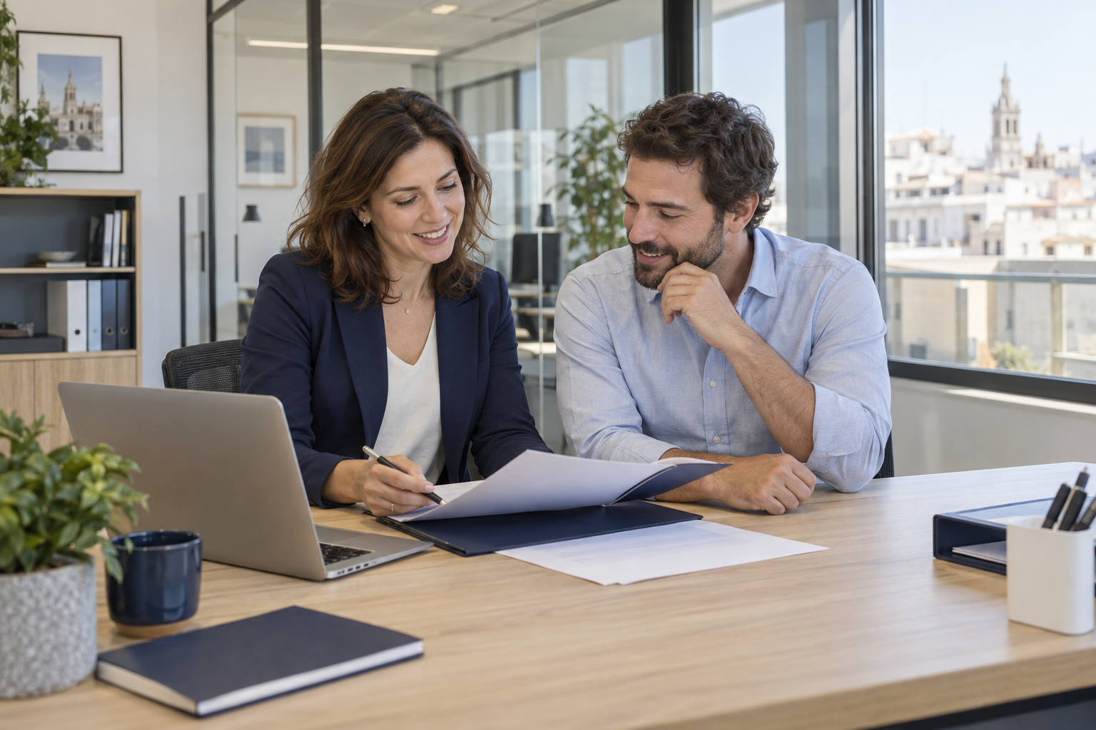 Escena ficticia de una asesora revisando documentación con un cliente